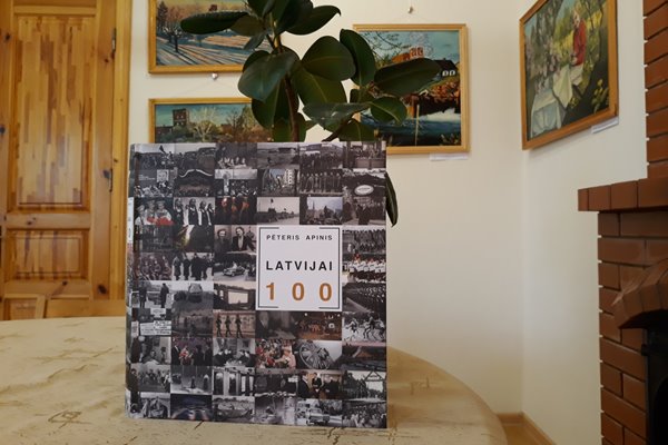 Ludzas Novadpētniecības muzejs saņem dāvanā grāmatu “LATVIJAI 100”